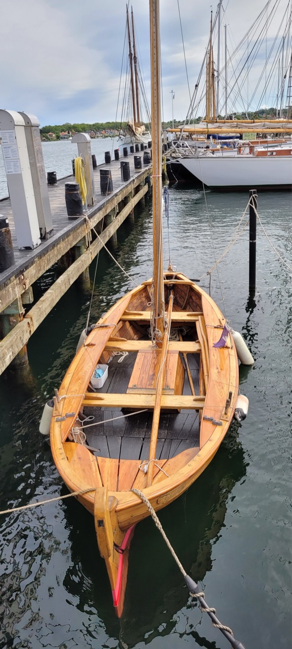 Holzboot im Museumshafen